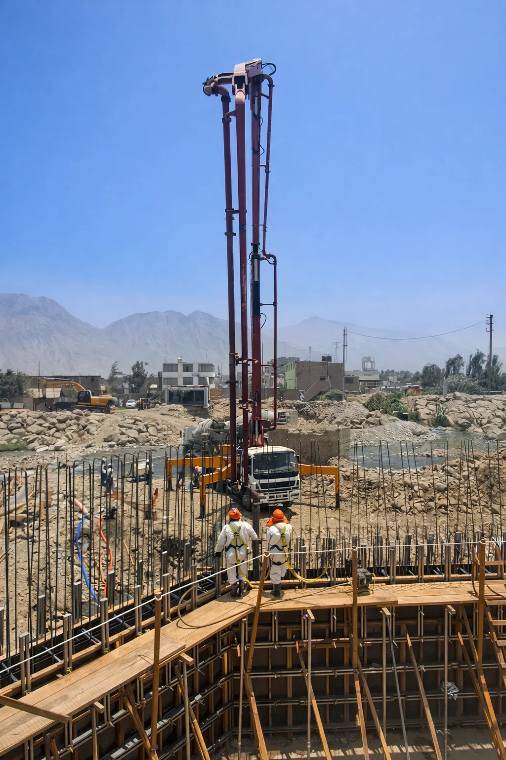 Operario vertiendo concreto